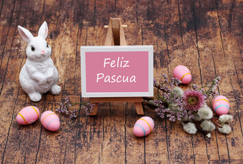 Tarjeta de felicitación Feliz Pascua. El texto Feliz Pascua escrito en una pizarra con huevos de...