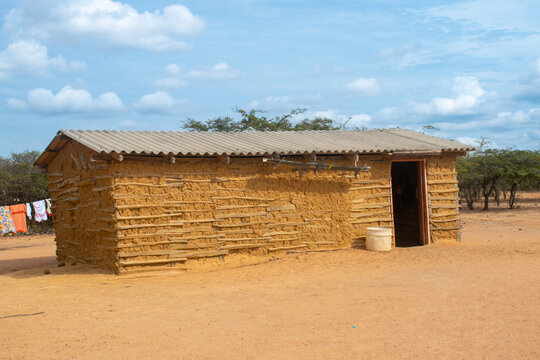 ranchos de barro y bahareque, habitados por indigenas de la etnia wayuu en la alta guajira colombiana, lugares de extrema pobreza