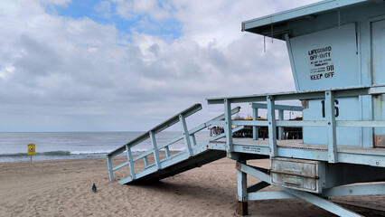 Cabane de sauveteur sur la plage de Santa Monica. Côte de l'océan Pacifique Los Angeles USA. - obrazy, fototapety, plakaty