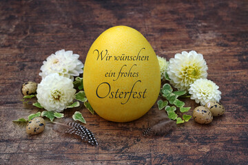 Grußkarte Frohe Ostern: Beschriftetes Osterei mit Wachteleiern und Blumen.