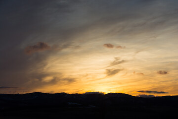 夕日が反射する美しい日没の空