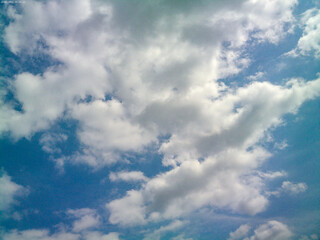 Fototapeta na wymiar 雲の多い空模様