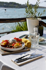 aperitivo servito al tavolo di un ristorante in riva al mare - 760994111