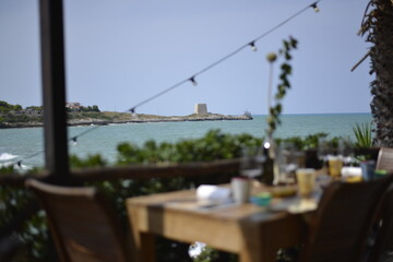 tavolino di un ristorante con vista sul mare - 760994117