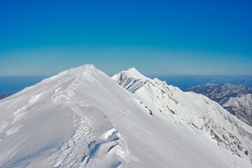 Fototapeta na wymiar 大山の弥山頂上から見た剣ヶ峰へ続く稜線