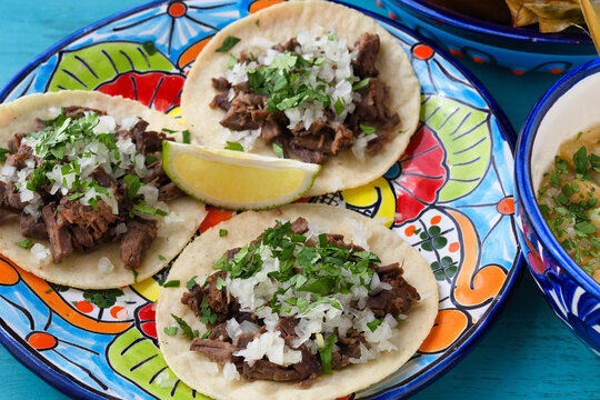 メキシコのバルバコアの牛肉のタコス（ビーフタコス）
Mexican barbacoa beef tacos　(Tacos de barbacoa de res) 
