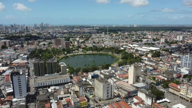 Imagens aéreas de drone da Lagoa de João Pessoa, no centro da cidade, Paraiba, Brasil