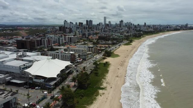 Imagens aéreas de drone do bairro de Jardim Oceania e Bessa, na cidade de João Pessoa, com imagens de praia e corais, prédios, Mag Shopping e empreendimentos