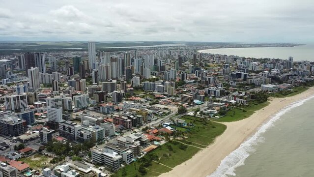 Imagens aéreas de drone do bairro de Jardim Oceania e Bessa, na cidade de João Pessoa, com imagens de praia e corais, prédios, Mag Shopping e empreendimentos