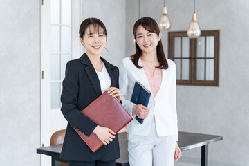 カメラ目線の上司と部下