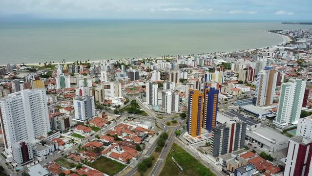 Imagens aéreas de drone do bairro de Jardim Oceania e Bessa, na cidade de João Pessoa, com imagens do Parque Parahyba, praia, mar, construções e pessoas praticando exercicios