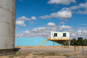 Grain bunker and silo