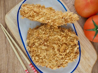 아시아 음식 돈카츠와 신선한 토마토, 돈까스