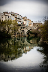 Fototapeta na wymiar Sauve et son pont, village typique du Gard