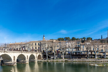 Pont romain et le village de Sommières dans le Gard 