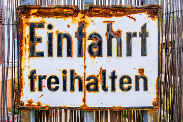 no parking sign in germany - translation: no parking - 761175975