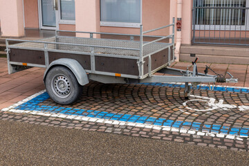 Anhänger Fahrzeug auf einem Behindertenparkplatz