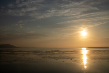 Naklejka premium 湖に沈む綺麗な夕陽 