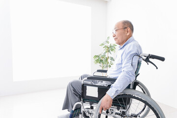 車椅子に乗る高齢の男性
