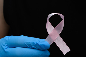 Walka z rakiem, różowa wstążka na czarnym tle - obrazy, fototapety, plakaty