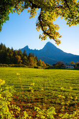 Berg Watzmann in den Berchtesgadener Alpen an einem Tag im Spätsommer - Herbst - 761234571