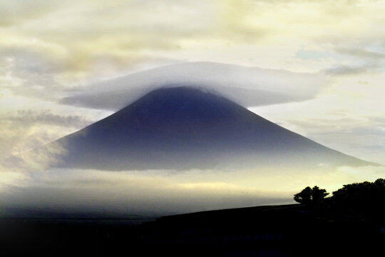かさ雲と霞富士