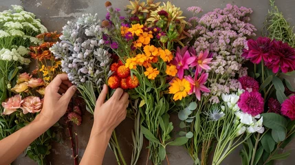 Deurstickers Eine Floristin bei der Arbeit. Das binden von Blumensträußen  © MH