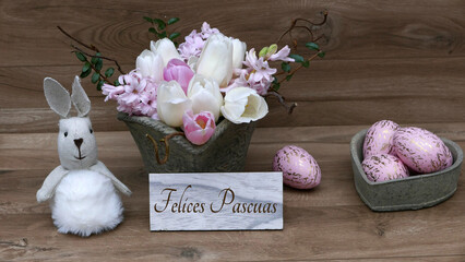 Tarjeta de felicitación Felices Pascuas: Huevos de Pascua con flores y el texto Felices Pascuas.
