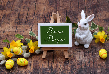Biglietto d'auguri Buona Pasqua: Uova di Pasqua con fiori e la scritta Buona Pasqua su un cavalletto. - obrazy, fototapety, plakaty