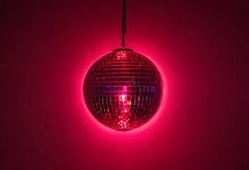 Fotobehang Danse envoûtante sous la boule à facette rubis © Studro Design