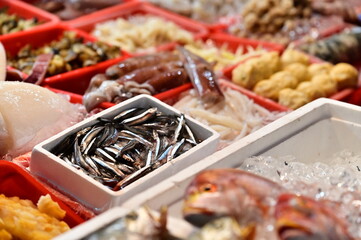 In Taipei's Nanjichang Night Market, this close-up captures fresh clove fish, perfect for various dishes like salt and pepper, deep-fried, with scallions, or spicy.