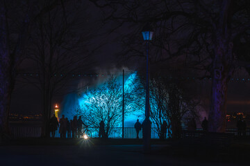 Légendes de l’eau
À la tombée de la nuit, la devanture du Jardin Anglais se transforme en une...
