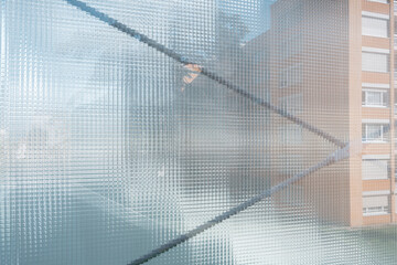 abstraction de la ville à travers une vitre opaque