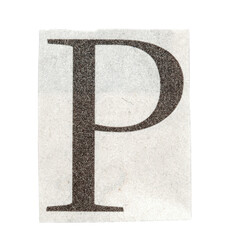 Buchstabe P einzeln aus Zeitung im Druck auf Papier, transparent freigestellt