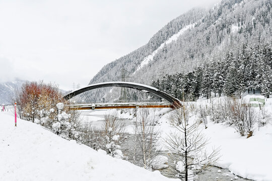 Samedan, Wanderweg, Winterlandschaft, Flaz, Fluss, Holzbr&uuml;cke, Oberengadin, Langlauf, Langlaufloipe, Inn, Inntal, Bever, Alpen, Graub&uuml;nden, Winter, Schweiz