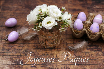 Carte de vœux Joyeuses Pâques : Arrangement avec des fleurs, des œufs de Pâques et le texte...