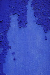 Peinture bleue qui s'écaille sur une planche de bois