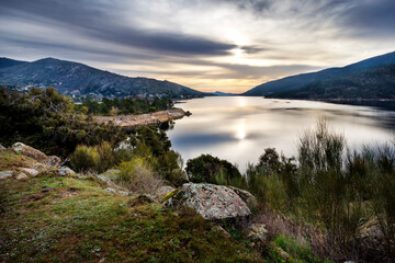 Reflejos en el embalse del Burguillo