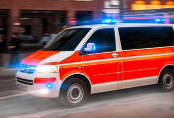 Vorbeifahrendes Einsatzfahrzeug