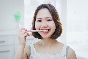 woman brushing teeth  歯磨きする女性