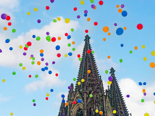 Bunte Ballons am Dom