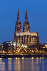 Kölner Dom bei Nacht, Die gotische Kathedrale  in Köln, Nordrhein-Westfalen, ist eines der bekanntesten Bauwerke Deutschlands. - obrazy, fototapety, plakaty
