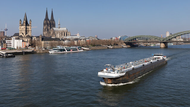 Das Binnentankschiff Galapagos auf dem Rhein. Mit den Kirchen Gro&szlig; St Martin und dem K&ouml;lner Dom sowie der Hohenzollernbr&uuml;cke. K&ouml;ln, Deutschland am 8. M&auml;rz 2024..