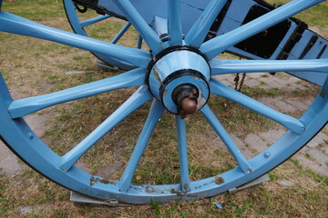 FU 2022-07-27 EckTour 616 Auf der Wiese steht ein blaues Wagenrad