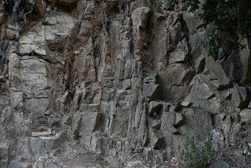 pared de roca, pequeño acantilado.