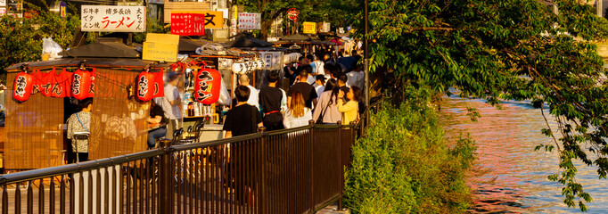 福岡 博多 の 中州 の 屋台 の 風景 【 福岡市 の 歓楽街 の イメージ 】