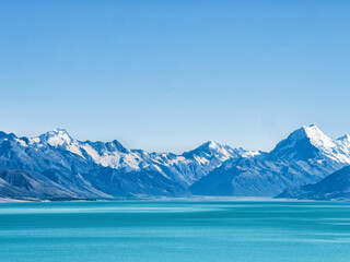 Mount Cook in New Zealand seen across lake Pukaki - obrazy, fototapety, plakaty