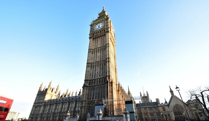 イギリスのビックベンと輝く夕空