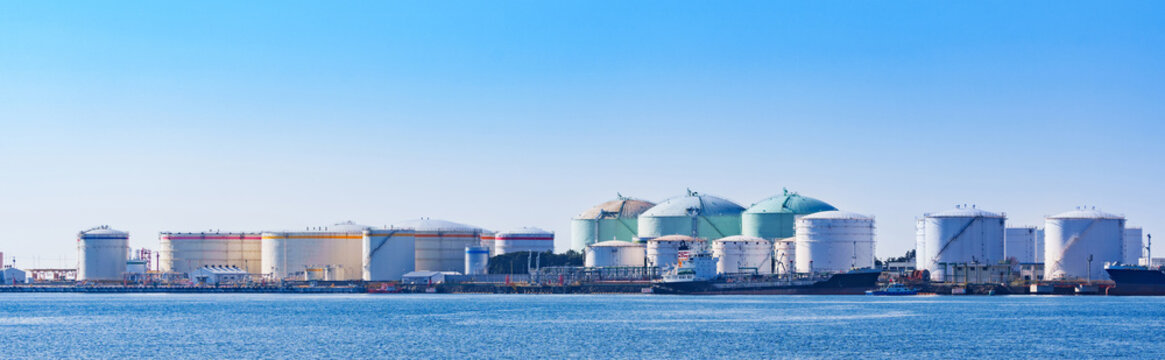 石油備蓄タンク が立ち並ぶ 東京湾 の 沿岸 【 エネルギー の イメージ 】
