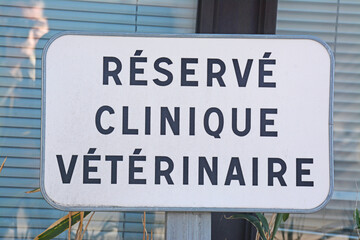 Panneau signalant que le parking est réservé aux clients de la clinique vétérinaire.